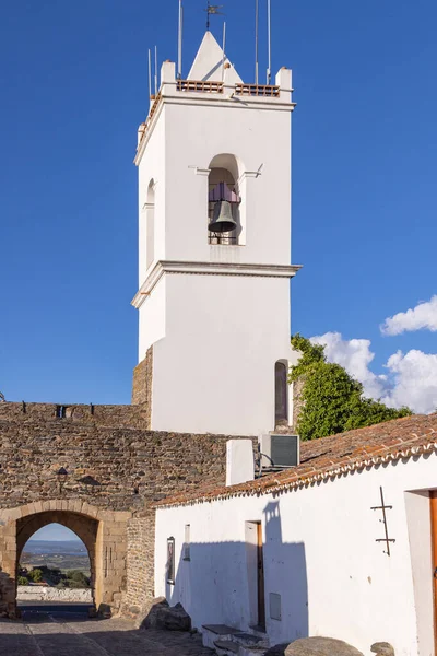 葡萄牙 Monsaraz 一座教堂钟楼位于中世纪设防的Monsanaz村 — 图库照片