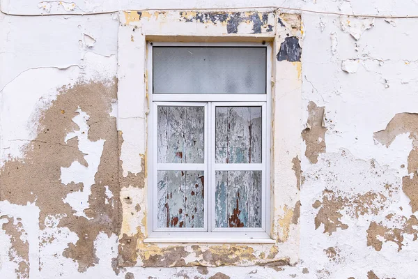 Ευρώπη Πορτογαλία Αλανδροειδές Παράθυρο Ένα Λευκό Κτίριο Stucco Ξεφλούδισμα Χρώμα — Φωτογραφία Αρχείου