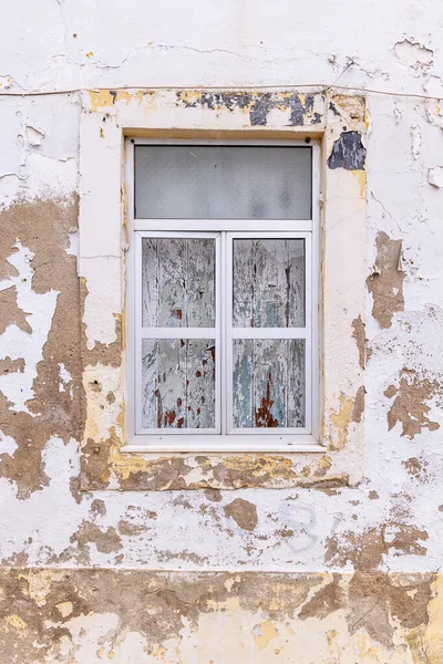 Ευρώπη Πορτογαλία Αλανδροειδές Παράθυρο Ένα Λευκό Κτίριο Stucco Ξεφλούδισμα Χρώμα — Φωτογραφία Αρχείου