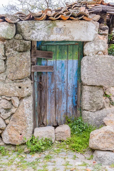 Europa Portugalia Monsanto Stare Niebieskie Drewniane Drzwi Kamiennej Ścianie — Zdjęcie stockowe