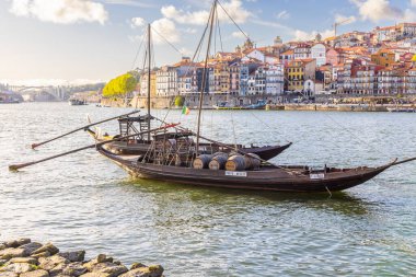 Avrupa, Portekiz, Porto, Vila Nova de Gaia. 6 Nisan 2022. Douro Nehri 'nde geleneksel ahşap Rabelo tekneleri.