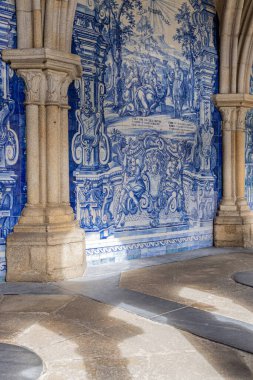 Avrupa, Portekiz, Porto. 7 Nisan 2022. Porto Katedrali 'nin tarihi el boyaması Azulejos fayansları.