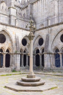 Avrupa, Portekiz, Porto. 7 Nisan 2022. Porto Katedrali 'nin avlusunda taş bir haç..