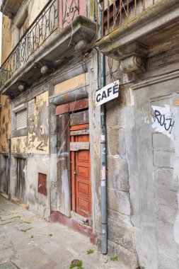 Avrupa, Portekiz, Porto. 7 Nisan 2022. Porto 'da eski bir binada asılı bir kafe için imza..