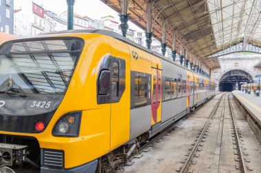 Avrupa, Portekiz, Porto. 7 Nisan 2022. Sao Bento Tren İstasyonu 'nda modern tren..