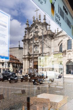 Avrupa, Portekiz, Porto. 7 Nisan 2022. Şarkılar Kilisesi 'nin barok Igreja do Carmo' su, Porto 'daki bir dükkanın vitrinine yansıdı..