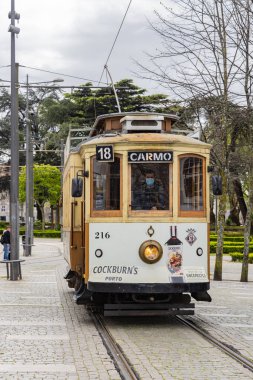 Avrupa, Portekiz, Porto. 7 Nisan 2022. Porto 'da geleneksel bir sokak arabası..