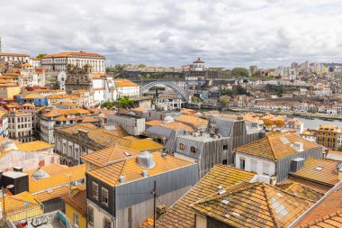 Avrupa, Portekiz, Porto. 7 Nisan 2022. Porto 'daki Dom Luis Köprüsü' nün çatı manzarası..