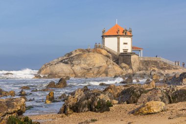 Avrupa, Portekiz, Arcozelo. 9 Nisan 2022. Capela Do Senhor De Pedra, Taşın Efendisi Kilisesi, Miramar Sahili, Praia de Miramar.
