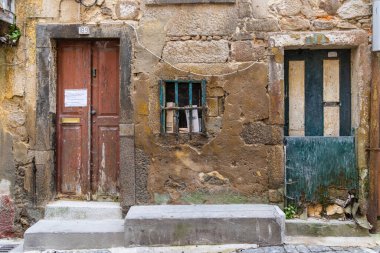 Avrupa, Portekiz, Porto, Vila Nova de Gaia. 8 Nisan 2022. Eski sıva ve taş yapıyı yok et.