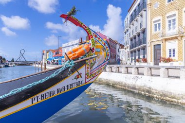Avrupa, Portekiz, Aveiro. 12 Nisan 2022. Aveiro 'daki Merkez Kanal' da, geleneksel düz tabanlı ahşap tekneler parlak boyanmış..