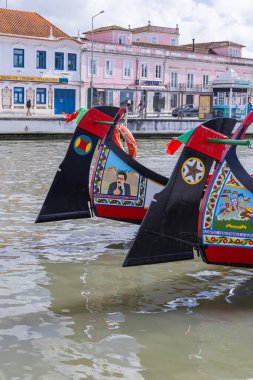 Avrupa, Portekiz, Aveiro. 12 Nisan 2022. Aveiro 'daki Merkez Kanal' da, geleneksel düz tabanlı ahşap tekneler parlak boyanmış..