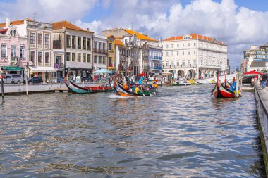 Avrupa, Portekiz, Aveiro. 12 Nisan 2022. Aveiro 'daki Merkez Kanal' da, geleneksel düz tabanlı ahşap tekneler parlak boyanmış..