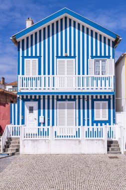 Avrupa, Portekiz, Aveiro, Costa Nova do Prado. 13 Nisan 2022. Costa Nova do Prado 'da parlak boyalı sahil evleri.