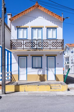Avrupa, Portekiz, Aveiro, Costa Nova do Prado. 13 Nisan 2022. Costa Nova do Prado 'da parlak boyalı sahil evleri.