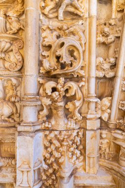 Avrupa, Portekiz, Tomar. 14 Nisan 2022. Tomar Kalesi 'ndeki İsa Manastırı' nda taş işçiliği. UNESCO 'nun Dünya Mirası Alanı Tapınak Şövalyeleri tarafından inşa edildi..
