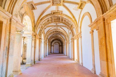 Avrupa, Portekiz, Tomar. 14 Nisan 2022. Tomar Kalesi 'ndeki İsa Manastırı' nın içinde. UNESCO 'nun Dünya Mirası Alanı Tapınak Şövalyeleri tarafından inşa edildi..