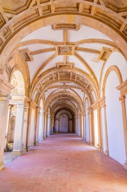 Avrupa, Portekiz, Tomar. 14 Nisan 2022. Tomar Kalesi 'ndeki İsa Manastırı' nın içinde. UNESCO 'nun Dünya Mirası Alanı Tapınak Şövalyeleri tarafından inşa edildi..