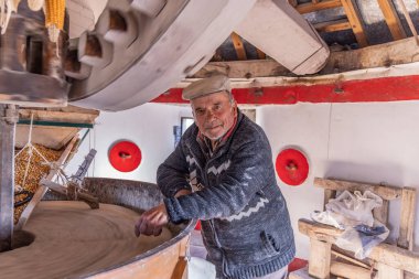 Avrupa, Portekiz, Moita dos Ferreiros. 15 Nisan 2022. Portekiz tepelerindeki geleneksel yel değirmeninde değirmenci.