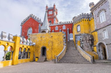 Avrupa, Portekiz, Sintra. 17 Nisan 2022. Süslü Park ve Pena Ulusal Sarayı, Sintra 'daki UNESCO Dünya Mirası Alanı.