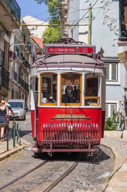 Avrupa, Portekiz, Lizbon. 18 Nisan 2022. Lizbon 'da geleneksel elektrikli araba.