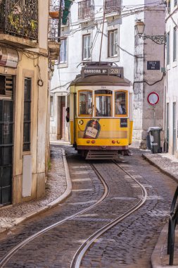 Avrupa, Portekiz, Lizbon. 18 Nisan 2022. Lizbon 'da geleneksel elektrikli araba.