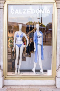 Avrupa, Portekiz, Lizbon. 18 Nisan 2022. Mağaza vitrininde mayo giymiş kadın mankenler.