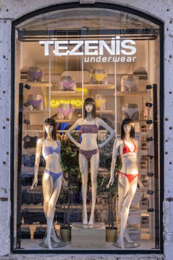 Avrupa, Portekiz, Lizbon. 18 Nisan 2022. Mağaza vitrininde mayo giymiş kadın mankenler.