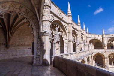 Avrupa, Portekiz, Lizbon. 19 Nisan 2022. Jeronimos Manastırı, Vasco da Gama 'nın gömüldüğü yer ve Portekiz Gotik Maueline mimarisinin bir örneği. UNESCO Dünya Mirası Alanı.