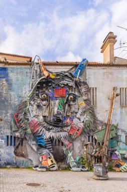Avrupa, Portekiz, Lizbon. 21 Nisan 2022. Çöpten yaratılan 'Kurt' heykeli Portekizli sanatçı Bordalo II, Arturo Bordalo 'nun eserlerini buldu..