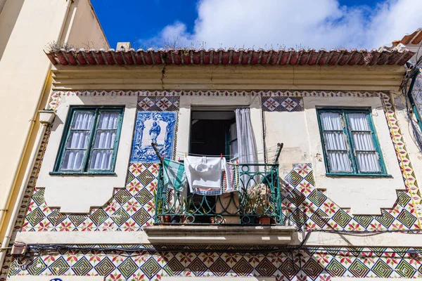 포르투갈 아베이루 2022 전통적 손으로 아베이루에 있는아 타일을 건물에 발코니에서 — 스톡 사진