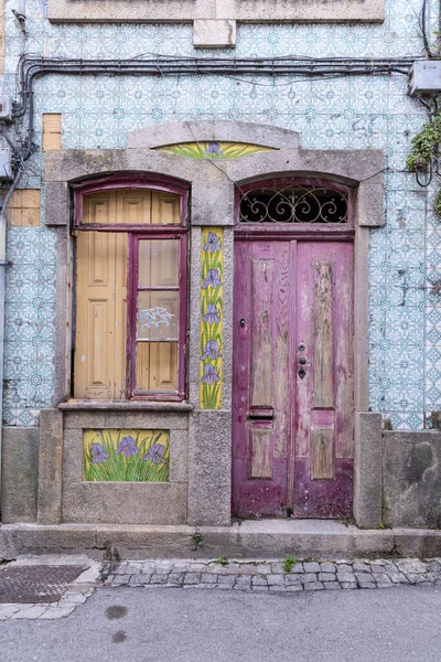 stock image Europe, Portugal, Aveiro. April 12, 2022. Pink doors in an old building in Aveiro.