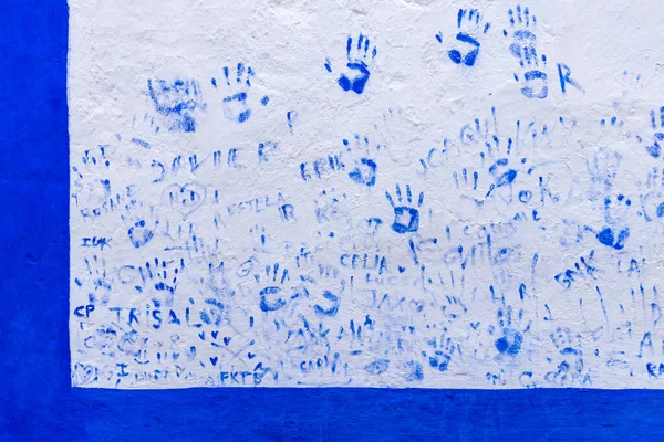 Europa Portugal Obidos April 2022 Blauwe Graffiti Van Handafdrukken Namen — Stockfoto