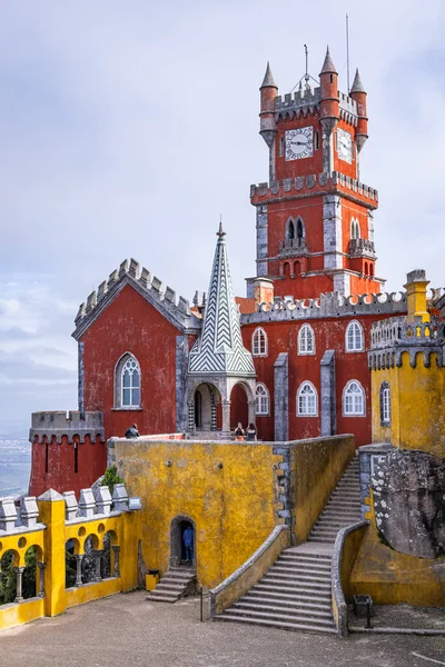 Avrupa, Portekiz, Sintra. 17 Nisan 2022. Süslü Park ve Pena Ulusal Sarayı, Sintra 'daki UNESCO Dünya Mirası Alanı.