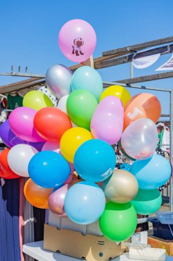 Avrupa, Hollanda, Kuzey Hollanda, Beverwijk. Açık hava pazarında renkli balonlar.