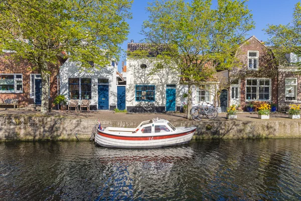 北荷兰 恩克胡赞运河沿岸的一艘船和小砖楼 — 图库照片