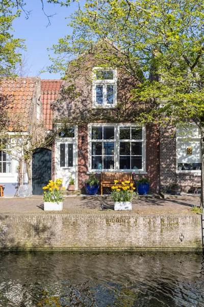 Evropa Nizozemsko Severní Holandsko Enkhuizen Malé Cihlové Budovy Podél Kanálu — Stock fotografie