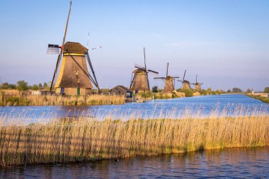 Avrupa, Hollanda, Güney Hollanda, Kinderdijk. Bir UNESCO Dünya Mirası Alanı olan Kinderdjik Değirmenleri.