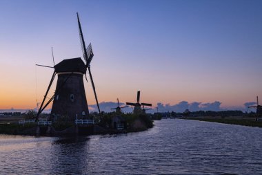 Avrupa, Hollanda, Güney Hollanda, Kinderdijk. Günbatımında Kinderdjik Yel Değirmenleri, UNESCO Dünya Mirası Bölgesi.