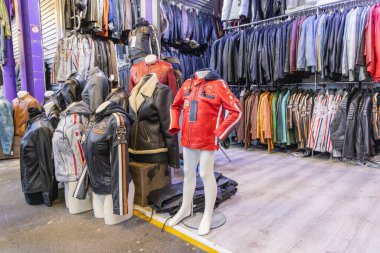 Avrupa, Hollanda, Kuzey Hollanda, Beverwijk. 24 Nisan 2022. Kırmızı deri ceketli çocuk boy manken..