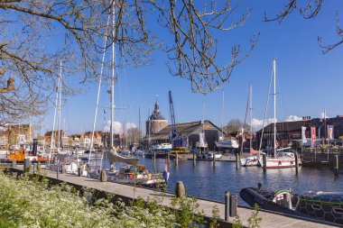 Avrupa, Hollanda, Kuzey Hollanda, Enkhuizen. 24 Nisan 2022. Hollanda kanalında eğlence tekneleri.