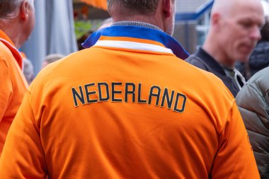 Avrupa, Hollanda, Utrecht, Maarssen. 27 Nisan 2022. Turuncu Hollanda takım ceketi giyen bir adam..