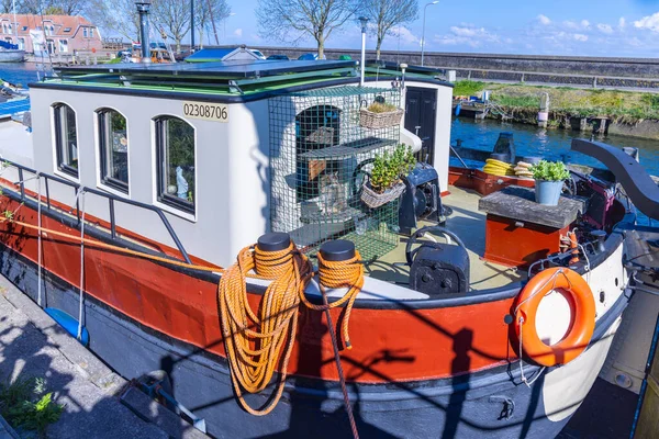 北荷兰 恩克胡赞2022年4月24日 在荷兰运河的运河船上住着一个五颜六色的人 — 图库照片