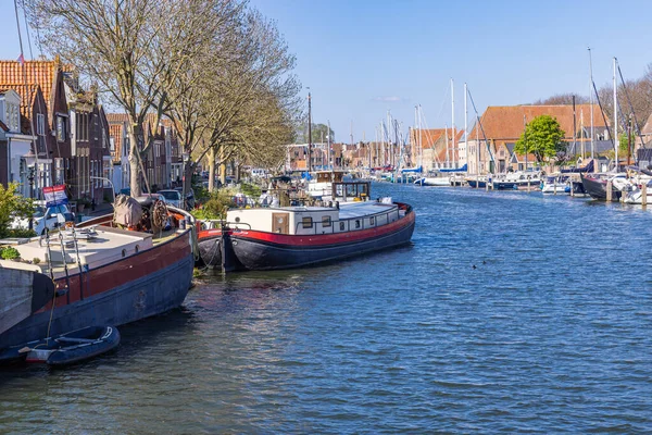 北荷兰 恩克胡赞2022年4月24日 荷兰运河上的传统运河船和其他水上船只 — 图库照片