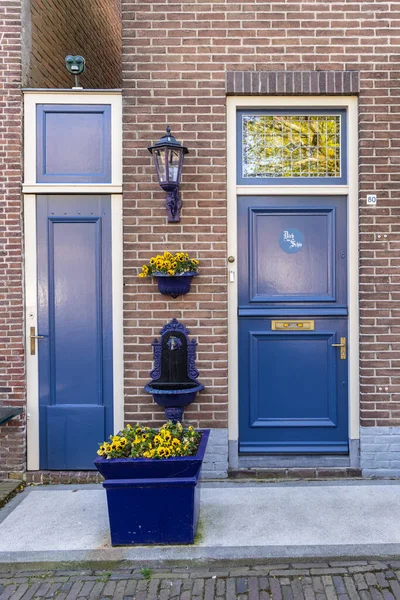 Evropa Nizozemsko Severní Holandsko Enkhuizen Dubna2022 Modré Dveře Cihlovém Řadovém — Stock fotografie