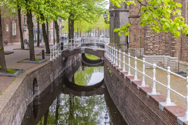 Evropa Nizozemsko Jižní Holandsko Delft Dubna2022 Malý Cihlový Kanál Městě — Stock fotografie