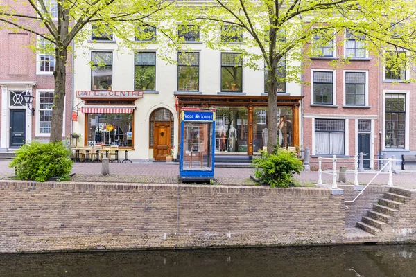 南荷兰 德尔夫特2022年4月25日 德尔夫特市一条运河边的小商店 — 图库照片