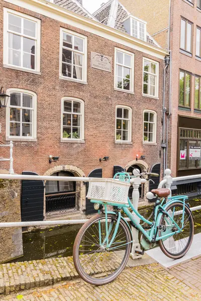 Evropa Nizozemsko Jižní Holandsko Delft Dubna2022 Kolo Zaparkované Podél Kanálu — Stock fotografie