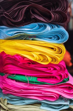 Bohri Kadal, Srinagar, Jammu ve Kashmir, Hindistan. Srinagar 'da bir markette satılık renkli kumaş..