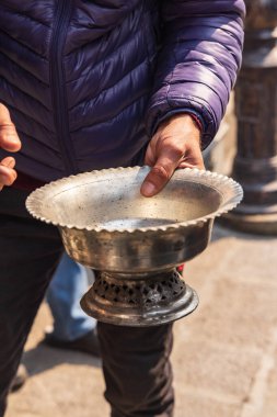 Sokalipura, Srinagar, Jammu ve Kashmir, Hindistan. Srinagar 'da bir markette bakır ve teneke eşya satan adam..